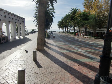 Vägen ut mot Balcon de Europa, med otrolig utsikt